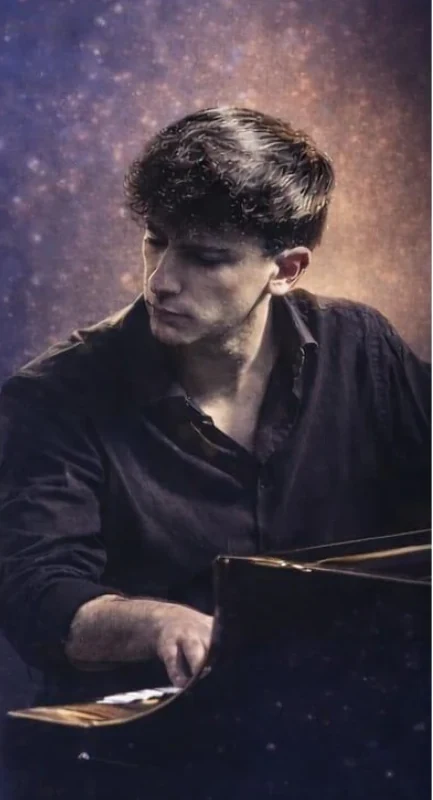 Giacomo Rossetti al pianoforte nella grafica del recital Chiaroscuri