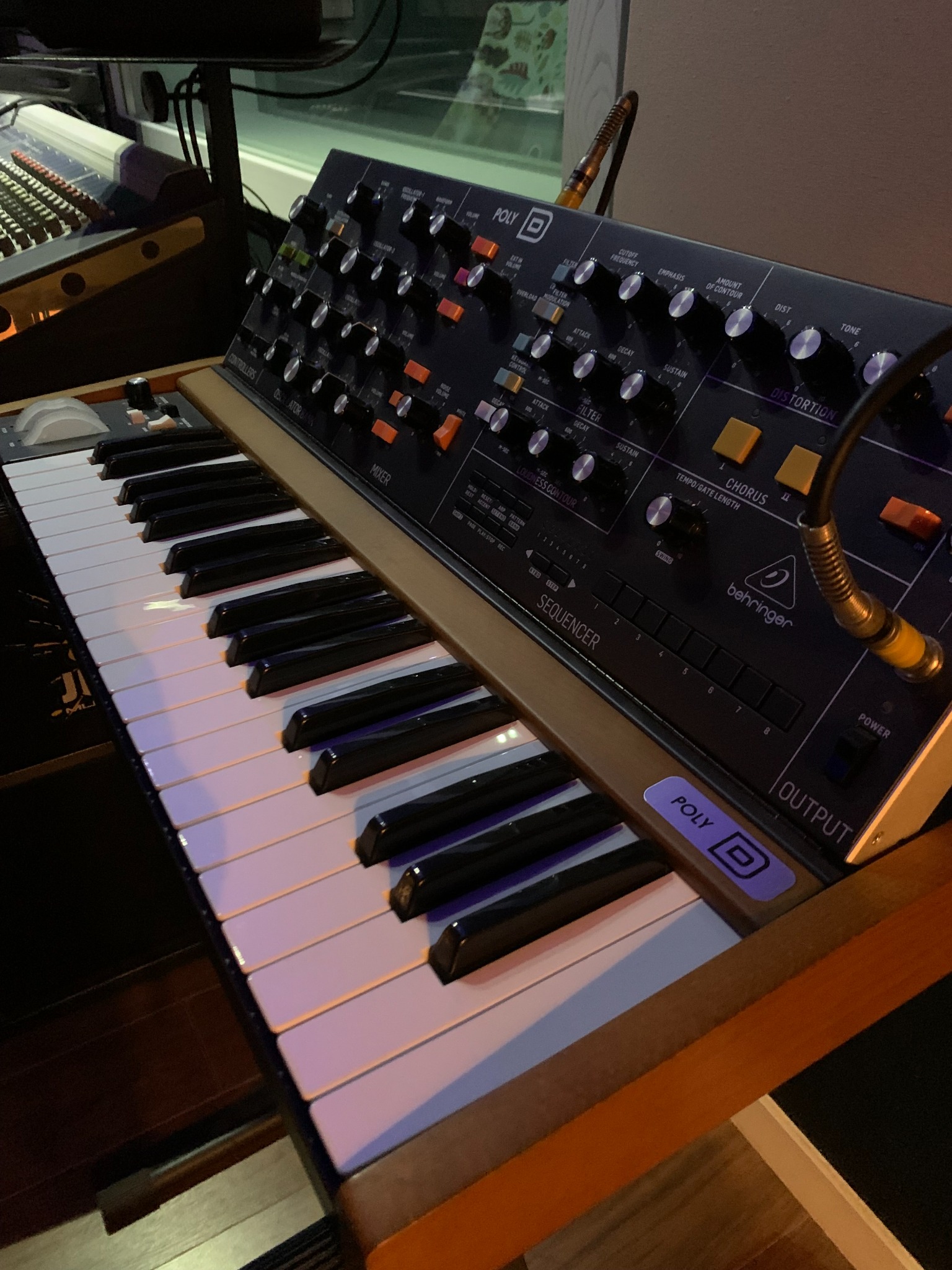 Behringer Poly D fotografato di taglio in studio, con la tastiera e il pannello dei controlli