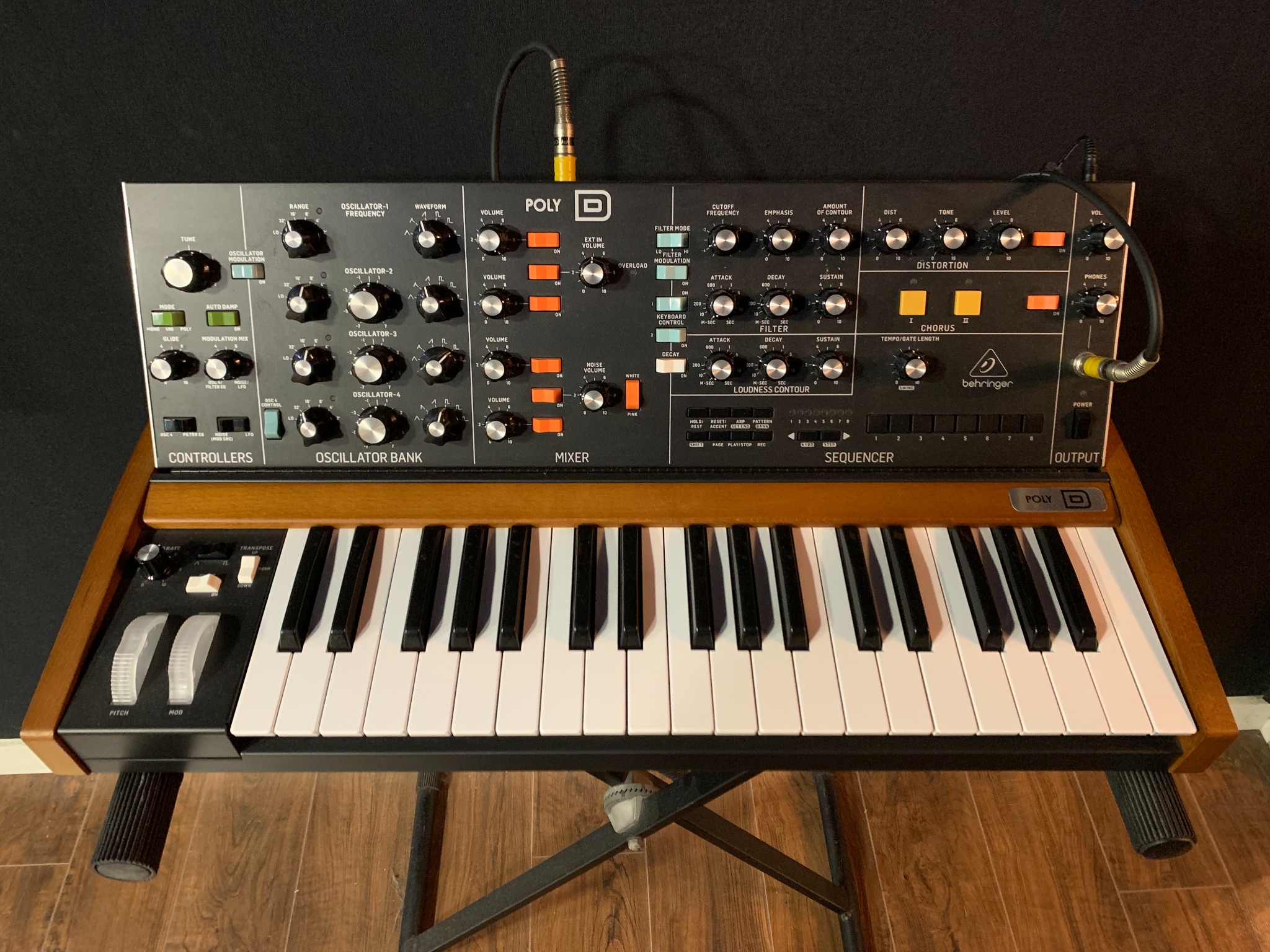 Vista frontale del Behringer Poly D, con tastiera e pannello di oscillatori, mixer, filtro ed effetti