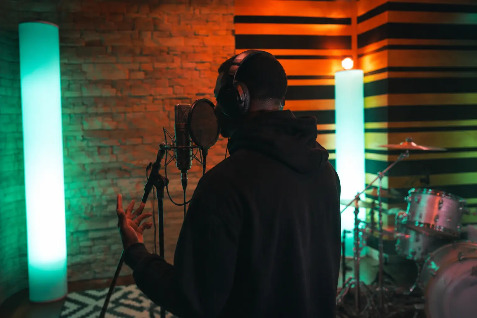 Registrazione di una voce trap nella sala di Jungle Music Factory