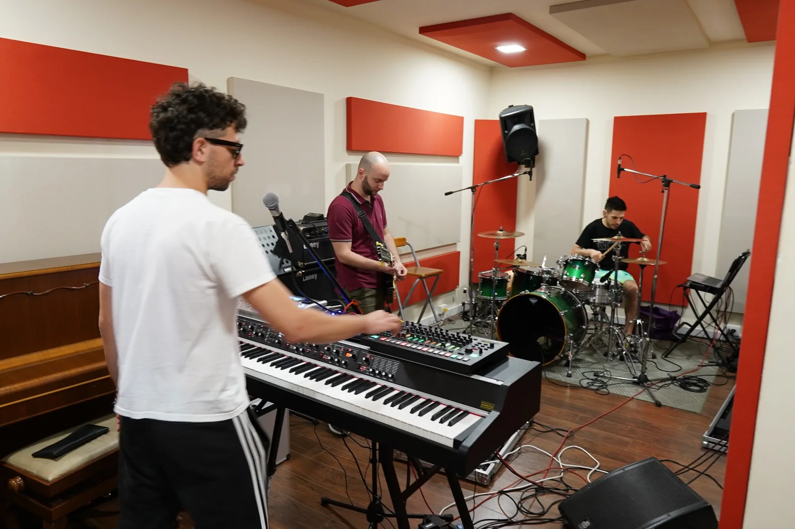 Band in prova nella sala rossa