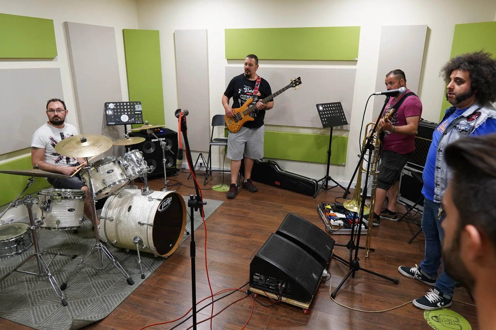 Seconda inquadratura della band nella sala verde