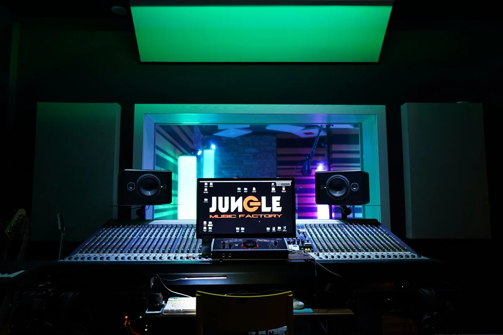 Console e regia dello studio di registrazione Jungle Music Factory